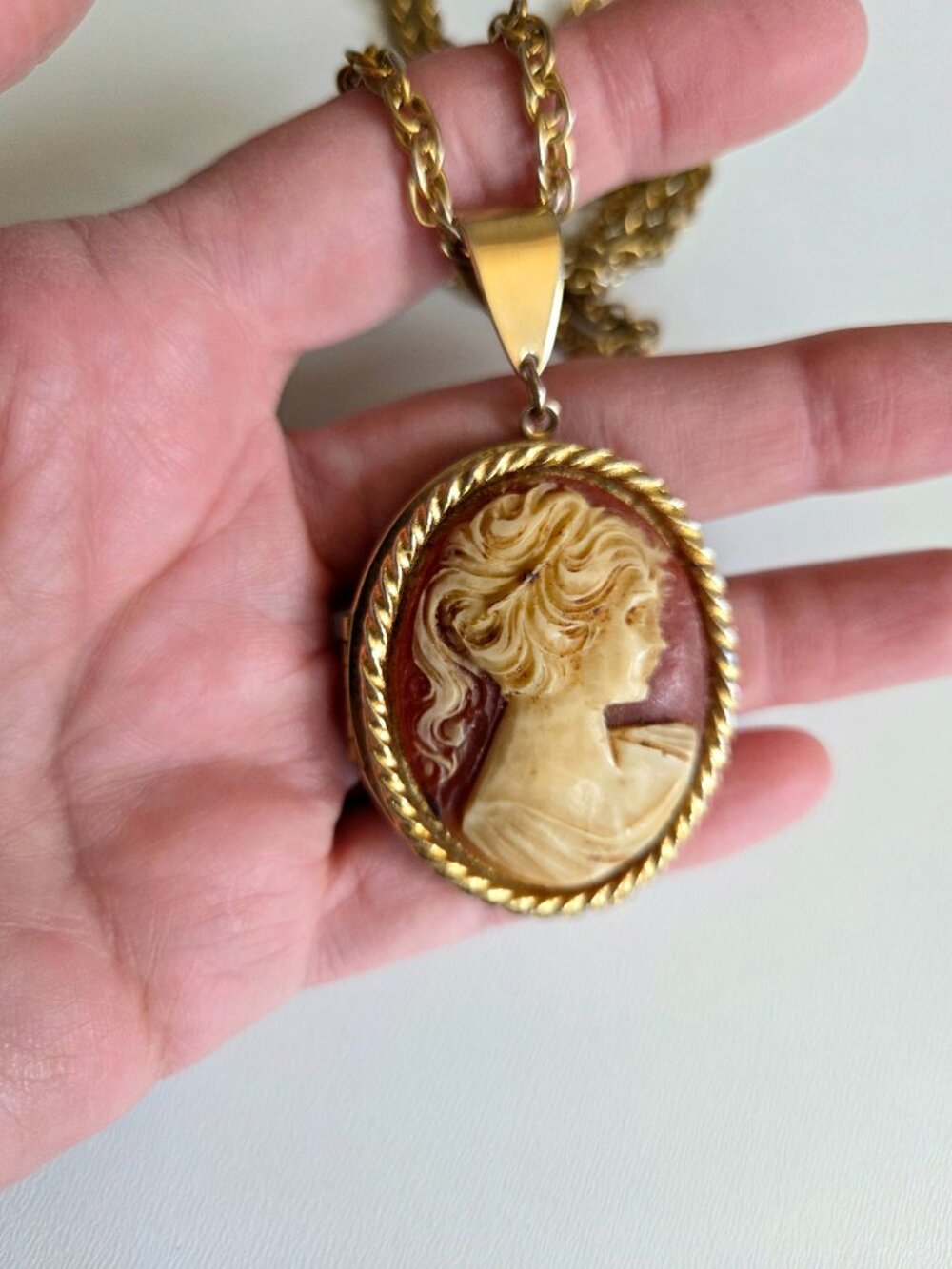 Vintage Large Cameo Locket Pendant Gold Tone Oval Woman Portrait Thick Chain.